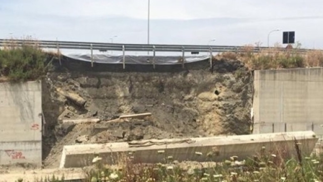 Il muro di contenimento crollato su uno dei nuovi tratti della Statale 106
