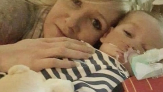 Il piccolo Charlie con la mamma