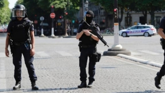 Parigi: un'auto contro i fedeli nei pressi di una moschea. Nessun ferito - Sky TG24