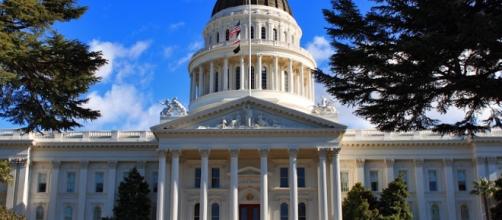 Calfornia state capitol building (wikimedia Christopher Padalinski)