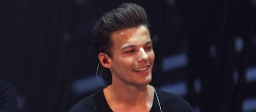 Louis Tomlinson smiles after a performance/Photo via Wikimedia Commons