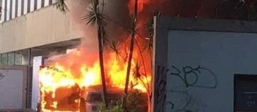 Sede de la Compañía de Telefonía Venezolana (CANTV) saqueada y quemada