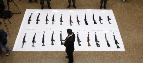 Confiscation of FARC weapons in 2013 / [Image by Policia Nacional de los Colombianos via Flickr, CC BY-SA 2.0]