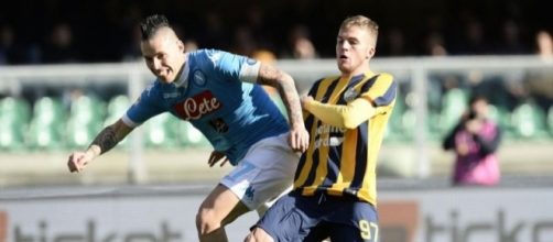 Luca Checchin contrasta Hamsik: il giovane centrocampista del Verona potrebbe arrivare in prestito al Trapani