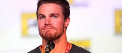 Stephen Amell speaking at the 2012 SDCC - https://commons.wikimedia.org/wiki/File:Stephen_Amell_(7594972910).jpg