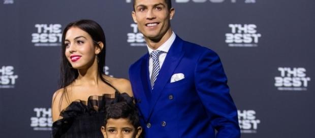 Cristiano Ronaldo com a namorada Georgina Rodríguez e o filho Cristiano Jr. Cristiano Ronaldo com a namorada Georgina Rodríguez e o filho Cristiano Jr.