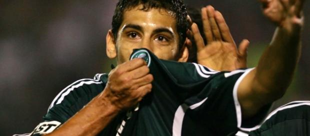 Diego Souza comemora gol quando defendia o Palmeiras (Foto: Reprodução) Diego Souza comemora gol quando defendia o Palmeiras (Foto: Reprodução)