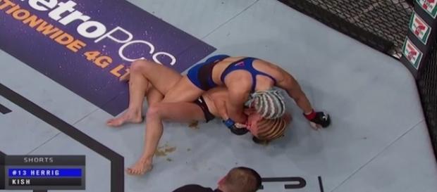 Justine Kish deixa o octógono sujo ao tentar escapar da tentativa de finalização de Herrig (Foto: Reprodução) Justine Kish deixa o octógono sujo ao tentar escapar da tentativa de finalização de Herrig (Foto: Reprodução)