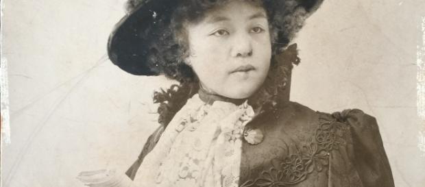 La pittrice O'Tama Ragusa in una sua opera La pittrice O'Tama Ragusa in una sua opera