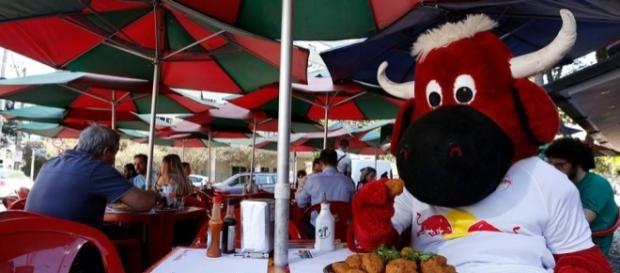 Mascote do Red Bull saboreia um delicioso bolinho de bacalhau Mascote do Red Bull saboreia um delicioso bolinho de bacalhau