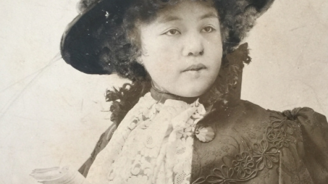 La pittrice O'Tama Ragusa in una sua opera