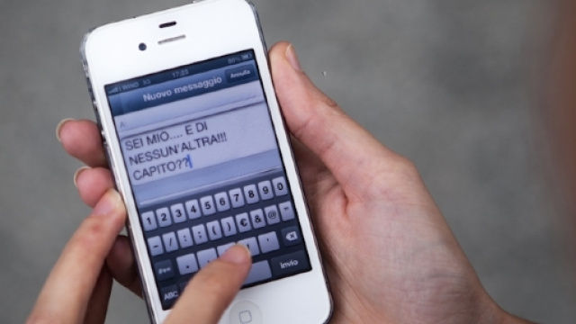 Una donna stalker molestava l' 'innamorato' che per&ograve; non aveva mai incontrato nella realt&agrave;. Denunciata dai carabinieri.