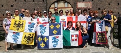 I partecipanti alla passeggiata storica dal Castello Sforzesco all'Arco della Pace.