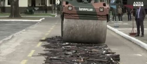 In Brasile oggi la Polizia distrugge oltre 4mila armi da fuoco sequestrate o consegnate