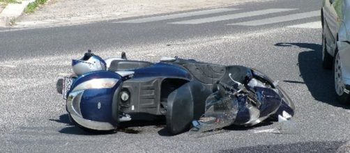 Scontro fra un'auto e una moto |Muore un ragazzo di 16 anni