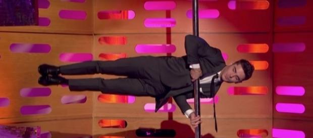 Watch Zac Efron hit the pole for Tom Cruise dance-off - digitalspy.com Watch Zac Efron hit the pole for Tom Cruise dance-off - digitalspy.com