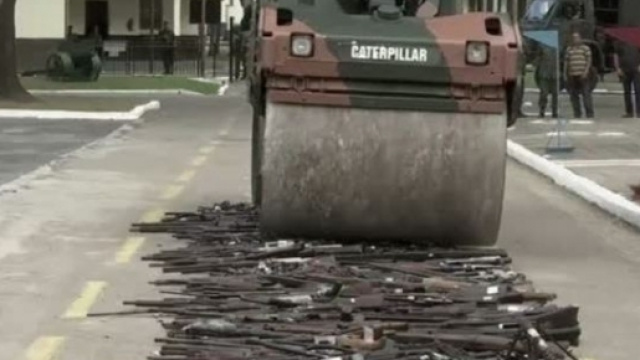 In Brasile oggi la Polizia distrugge oltre 4mila armi da fuoco sequestrate o consegnate