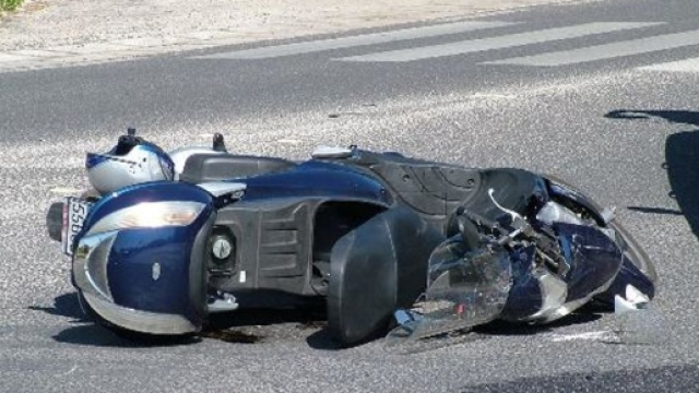 Scontro fra un'auto e una moto |Muore un ragazzo di 16 anni