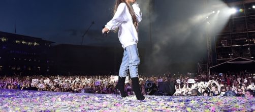 Ariana Grande durante il concerto One Love Manchester - billboard.com