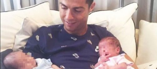 Cristiano Ronaldo con i suoi nuovi bambini.