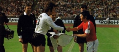 Franz Beckenbauer e Francisco Valdes si stringono la mano prima di Germania-Cile, Mondiali 1974