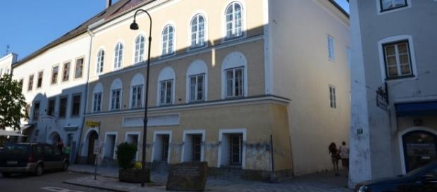 Birth house Adolf Hitler - Braunau am Inn by author Pavel Špindler via Wikimedia Commons Birth house Adolf Hitler - Braunau am Inn by author Pavel Špindler via Wikimedia Commons