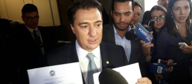 Giacobo chega ao Planalto levando notificação a Temer Giacobo chega ao Planalto levando notificação a Temer
