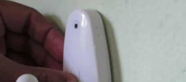 Se você ver isso em um banheiro público ou hotel, saia imediatamente e chame a polícia Se você ver isso em um banheiro público ou hotel, saia imediatamente e chame a polícia