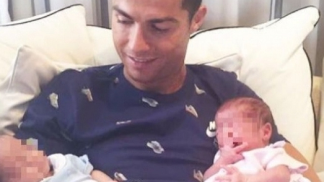 Cristiano Ronaldo con i suoi nuovi bambini.