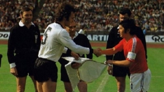 Franz Beckenbauer e Francisco Valdes si stringono la mano prima di Germania-Cile, Mondiali 1974