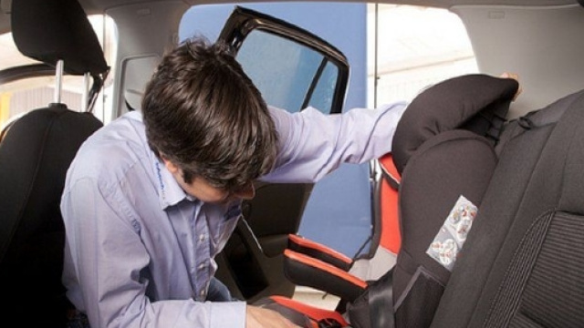 Seggiolini auto, entrano in azione le nuove norme, ecco le novità