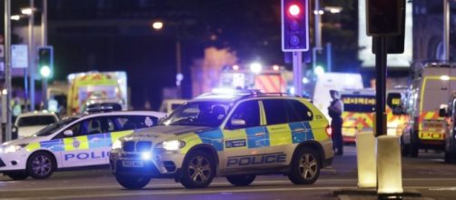 Forze dell'ordine nella zona dell'attentato terroristico a Londra.