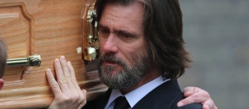Jim Carrey durante i funerali di Chatriona.