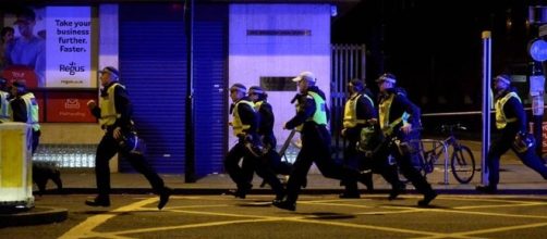 La polizia britannica sul luogo dell'attentato che ha provocato la morte di 7 persone