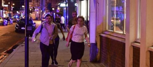 Londra, pulmino invade marciapiedi London Bridge: 20 feriti, tre presunti sospetti in fuga