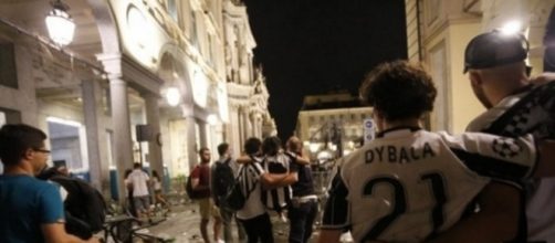 Panico a Torino durante la finale di Champions League, falso allarme bomba: 600 feriti