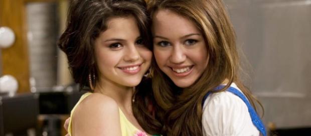 Com foto decotada, Miley Cyrus teria disparado indireta para ... - com.br Com foto decotada, Miley Cyrus teria disparado indireta para ... - com.br