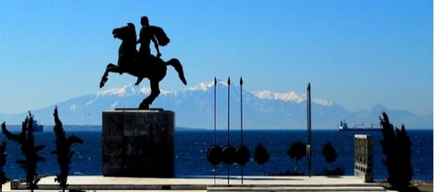Estátua de Alexandre o Grande em frente ao Golfo Thermáico em Thessaloniki, Grécia Estátua de Alexandre o Grande em frente ao Golfo Thermáico em Thessaloniki, Grécia