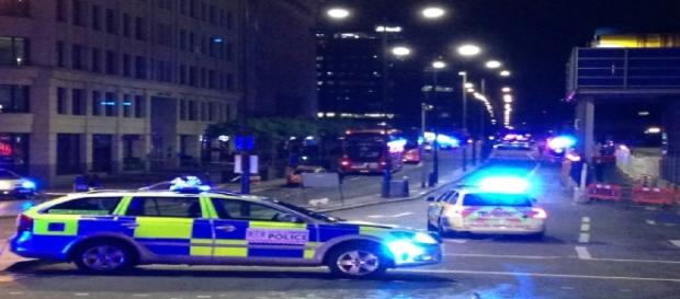 La nuit du 3 au 4 juin, les policiers britanniques bloquent l'accès au London Bridge après un attentat La nuit du 3 au 4 juin, les policiers britanniques bloquent l'accès au London Bridge après un attentat