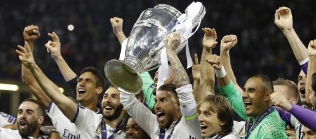 Sergio Ramos, levantando ayer la copa al cielo de Cardiff Sergio Ramos, levantando ayer la copa al cielo de Cardiff