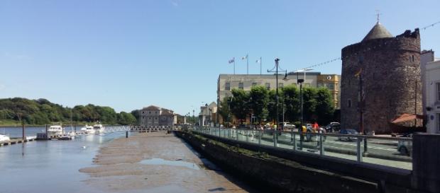 Torre de Reginaldo desde el paseo al lado del río Suir, en Waterford, Irlanda Torre de Reginaldo desde el paseo al lado del río Suir, en Waterford, Irlanda