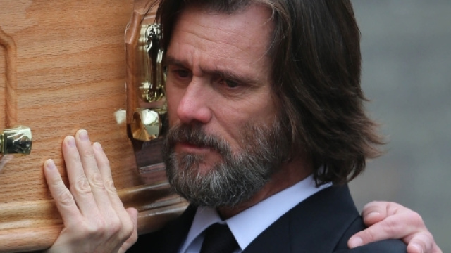 Jim Carrey durante i funerali di Chatriona.