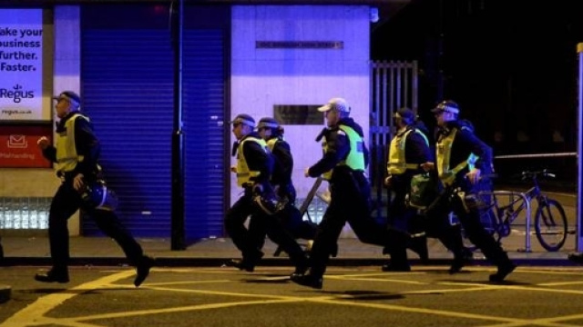 La polizia britannica sul luogo dell'attentato che ha provocato la morte di 7 persone