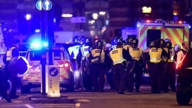 Pullman contro la folla a London Bridge, Regno Unito nuovamente nella morsa del terrore