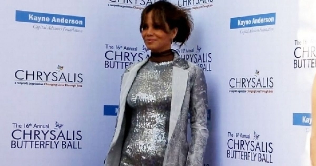 It S Just A Rumor Halle Berry Is Not Pregnant At 50