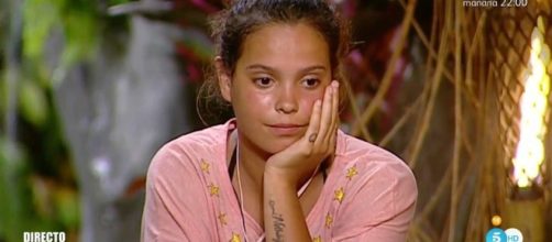 Gloria Camila no quiere que su novio deje la isla sin ella