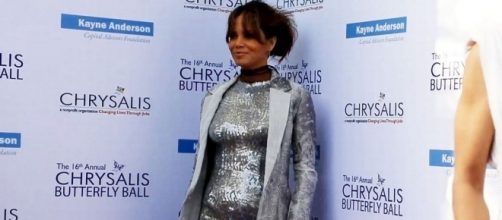 Halle Berry, 50, sparks pregnancy rumors as she appears on red carpet - Photo: Blasting News Library - mirror.co.uk