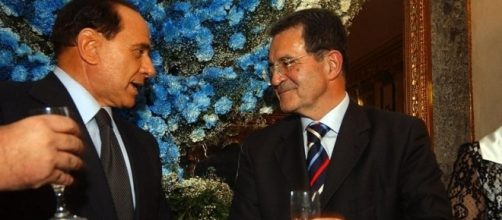 L'ex leader dell'Ulivo Romano Prodi mentre brinda con Berlusconi (foto di repertorio)