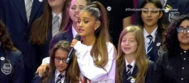 Ariana com crianças durante o One Love Manchester Ariana com crianças durante o One Love Manchester