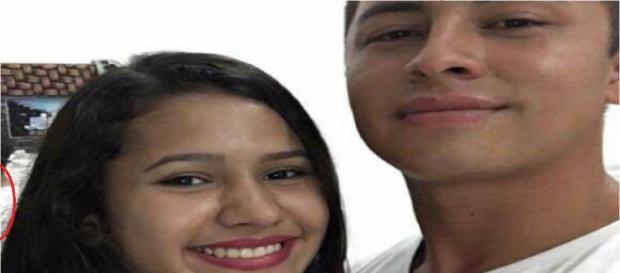 Casal posta foto juntinho, mas detalhe no espelho assusta internautas Casal posta foto juntinho, mas detalhe no espelho assusta internautas